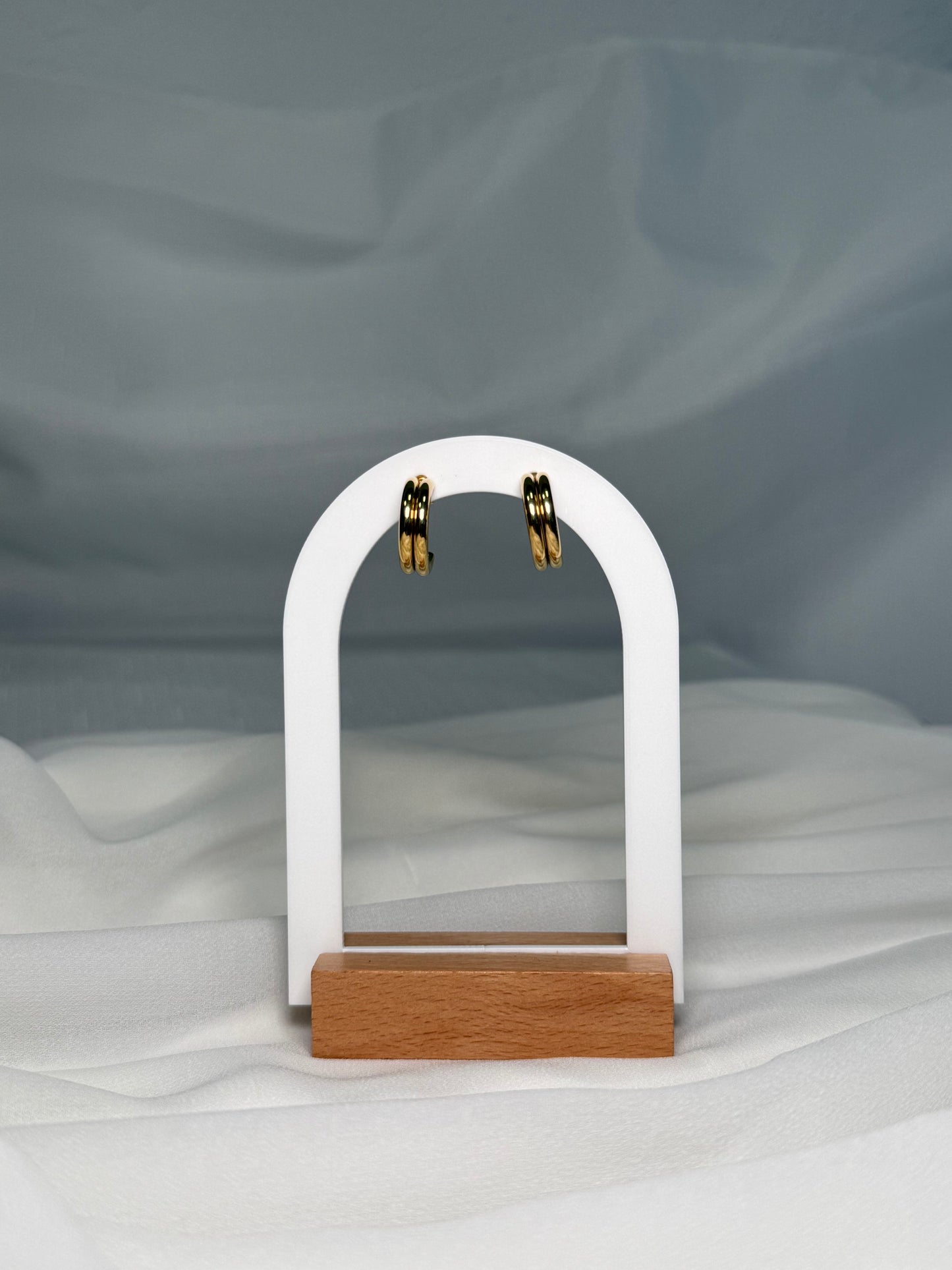 Elegante goldfarbene Creolen mit Cut-Out-Design – Edelstahl