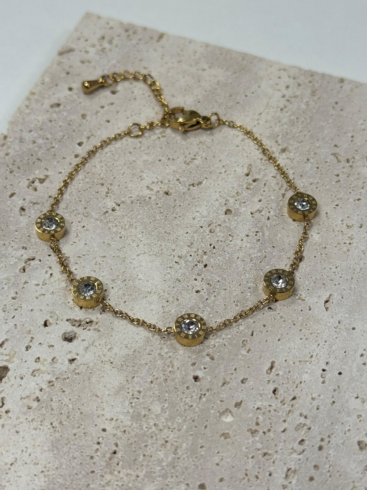 Feines Armband mit funkelnden Zirkonia-Steinen – Goldfarben