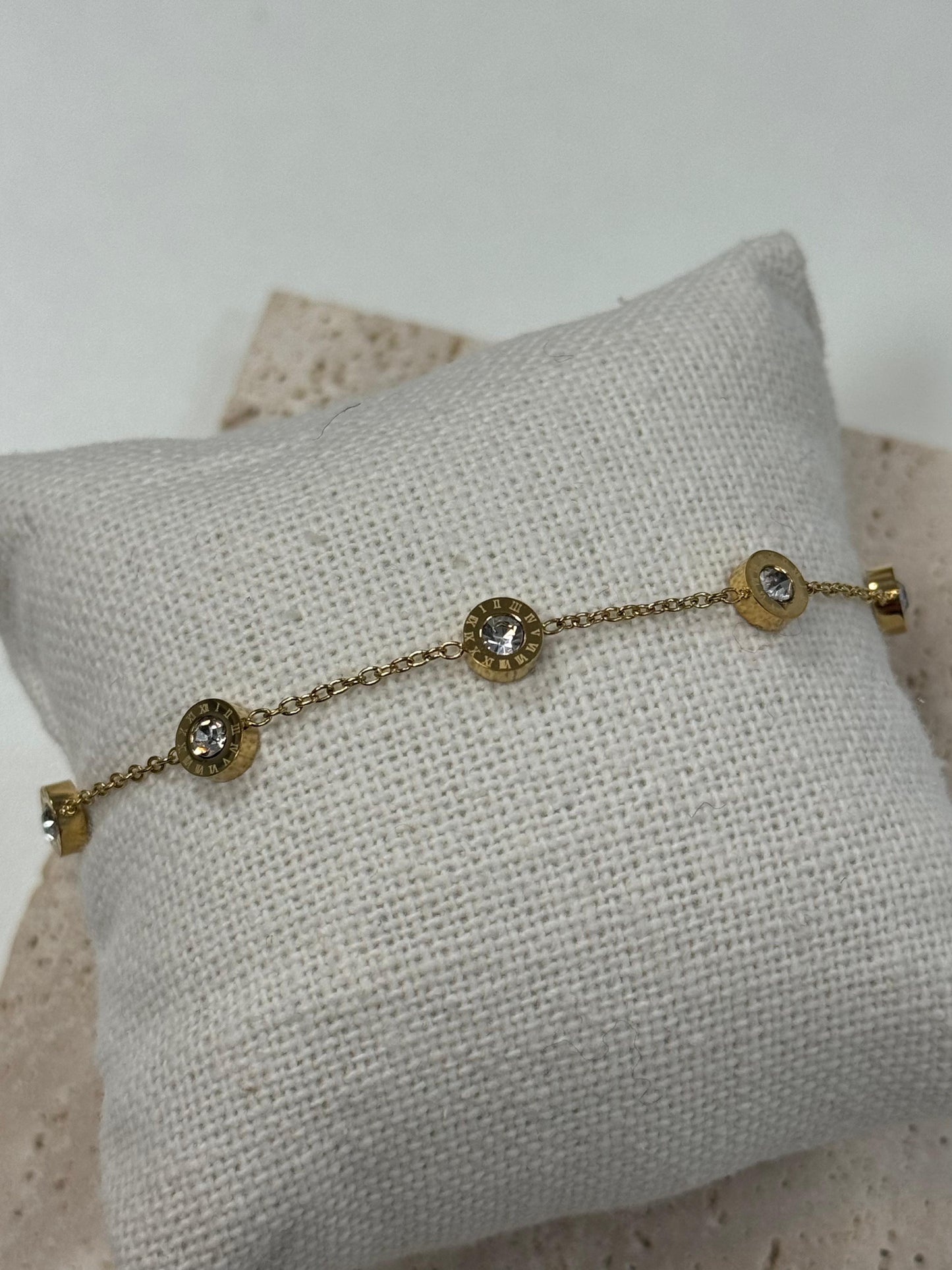 Feines Armband mit funkelnden Zirkonia-Steinen – Goldfarben