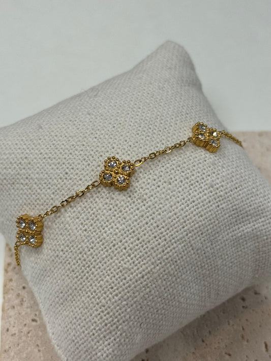 Goldfarbenes Armband mit funkelnden Kleeblatt-Motiven – Edelstahl