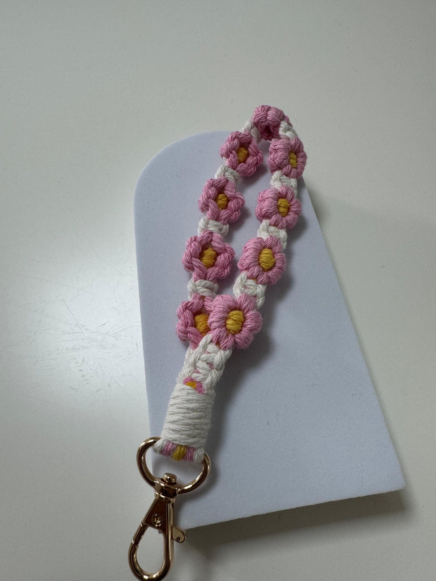 Handgefertigter Makramee Schlüsselanhänger – Blumen-Design