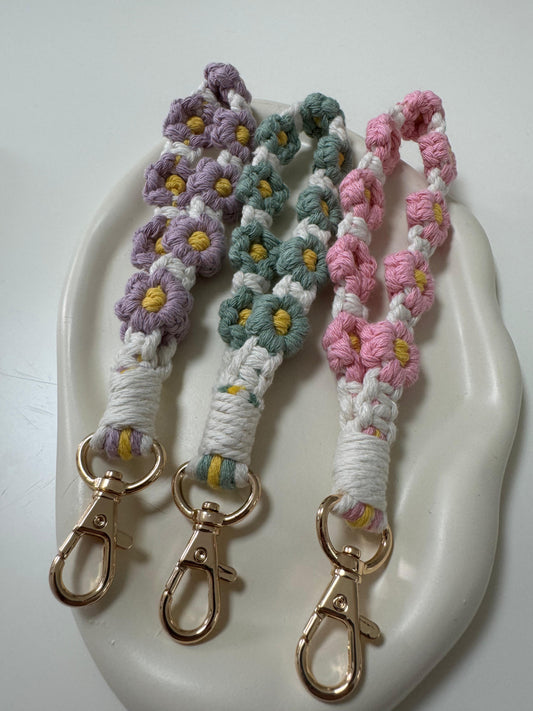 Handgefertigter Makramee Schlüsselanhänger – Blumen-Design