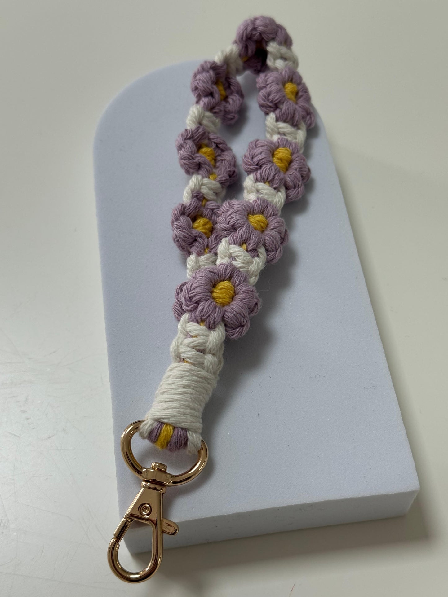 Handgefertigter Makramee Schlüsselanhänger – Blumen-Design